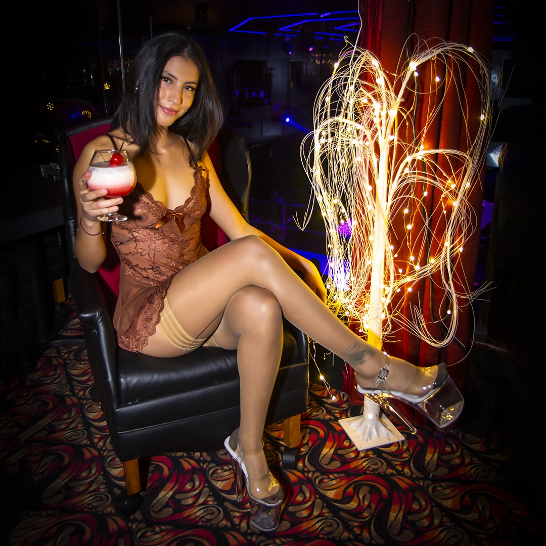stripper at strip club in glendale colorado 